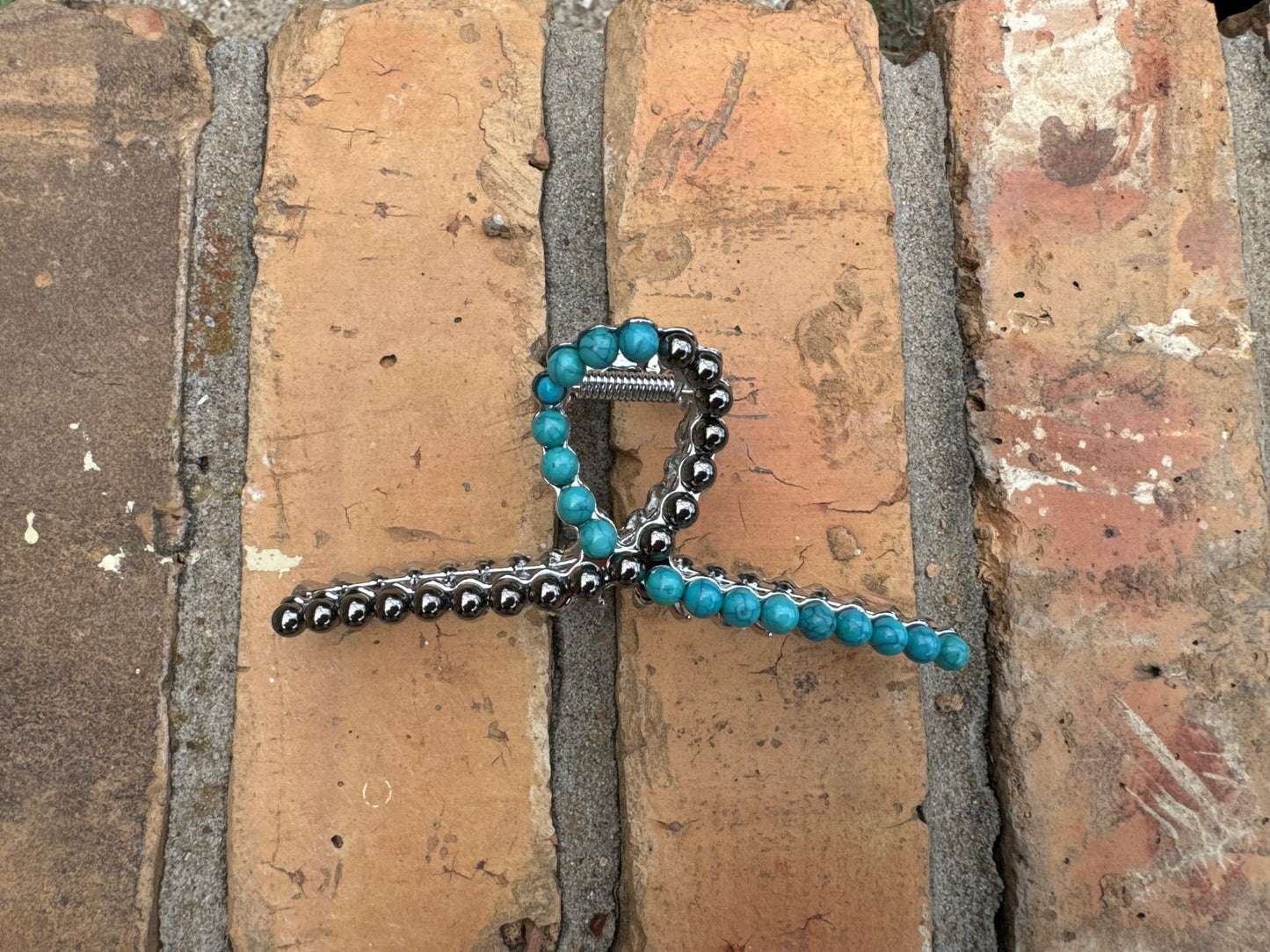 HALF PEARL/HALF TURQUOISE METAL CLAW CLIP