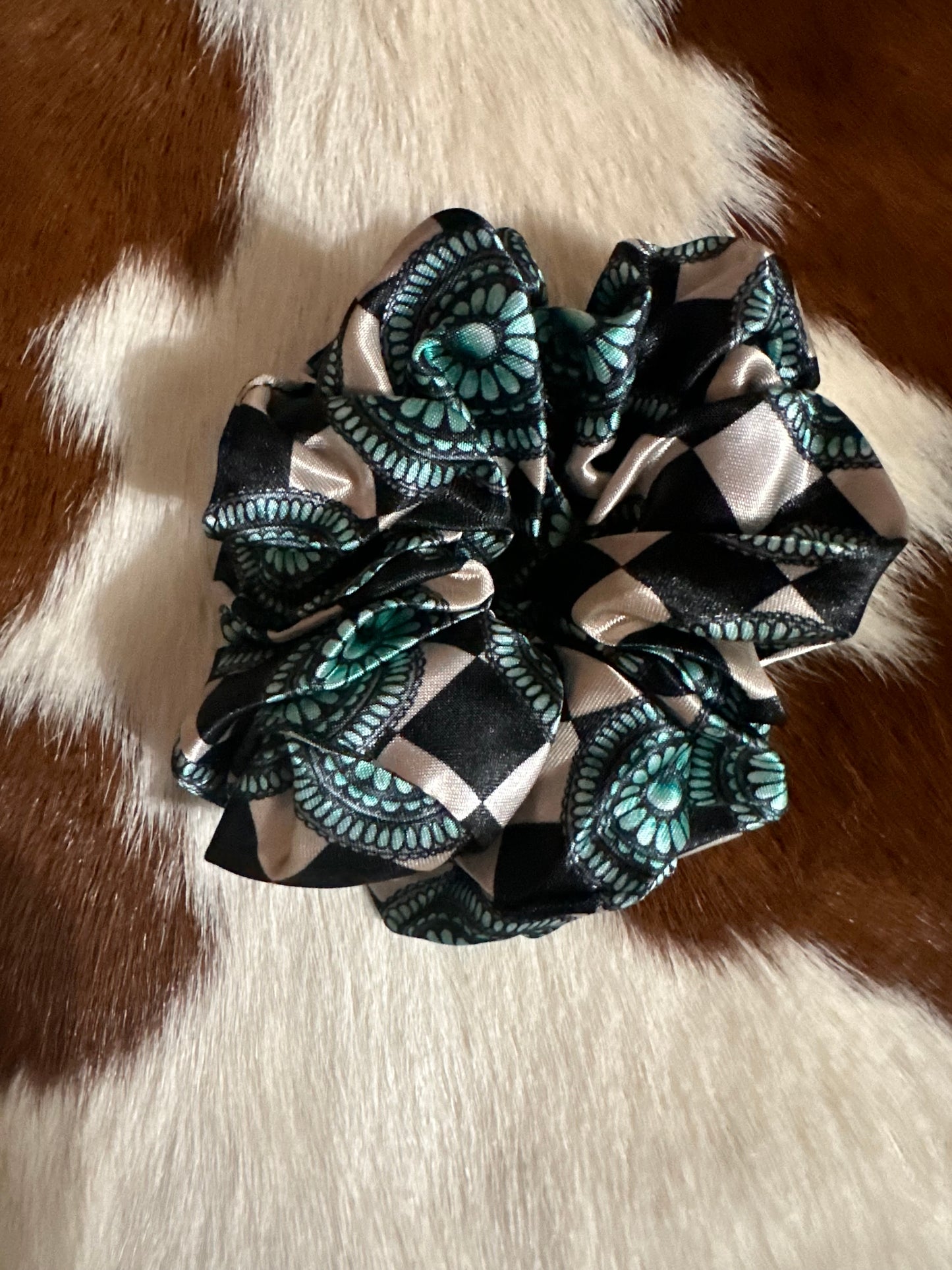 Checkered stone scrunchie